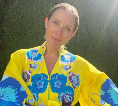 Осадча в жовто-блакитній і Подкопаєва в патріотичному міні: як зірки із Днем вишиванки вітали