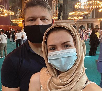 Перша відпустка разом: голова ДМС Соколюк і Настя Зінченко поринули у масковий режим Стамбула 