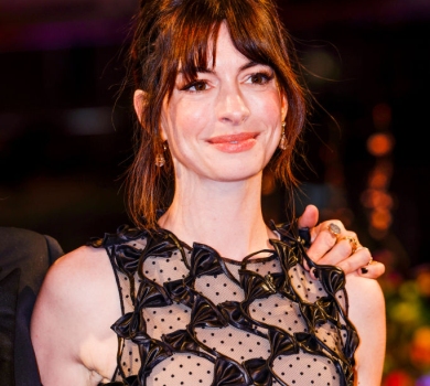 Енн Хетевей на червоному хіднику посвітила фігурою в тенетах із бантиків