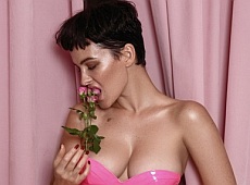 Астаф’єва в рожевому погризла троянд і згадала про комплекси. ФОТО