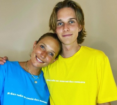 Осадча з 19-річним сином, Бужинська, Хливнюк та інші зірки привітали українців з Днем Прапора 