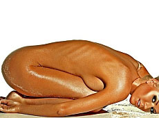 Дівчина Шона Карра невтомно роздягається. ФОТО