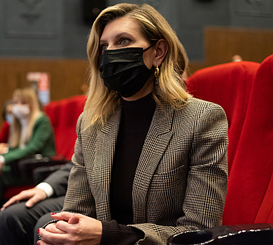 Картатий піджак та нюдові чоботи: перша леді сходила на кінопрем'єру