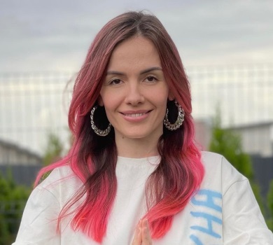 Фанатам рожевого: MamaRika в обтислій сукні наробила звабливих викрутасів