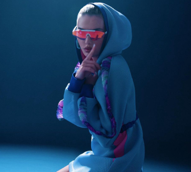 Привіт із майбутнього: Байкова у футуристичному міні покрасувалася під світлом софітів. ФОТО