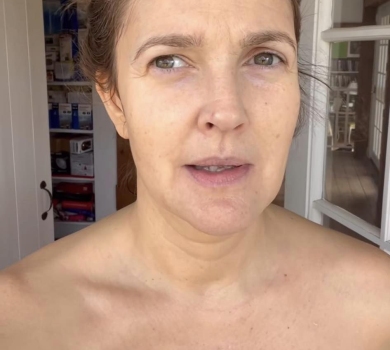 Не голилася 3 місяці: Беррімор у самому рушнику розказала про свою б'юті-халепу. ВІДЕО