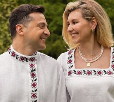 Зеленський за ручку з дружиною показав вишиванковий лук 