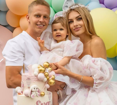 Зінченки у Лондоні показали фемілілук на прогулянці з 1-річною донечкою. ФОТО