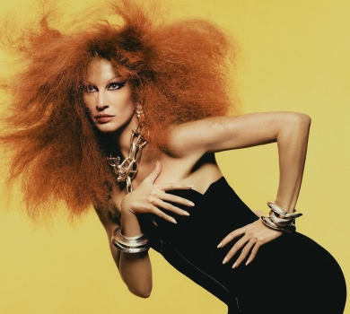 Брови-ниточки, червоні коси, чорне спіднє: невпізнанна Бюндхен уперше після розлучення з'явилася в глянці