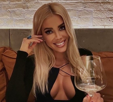 Щось пішло не так: Крук у ліжку насмішила невдалим алкотрюком. ВІДЕО