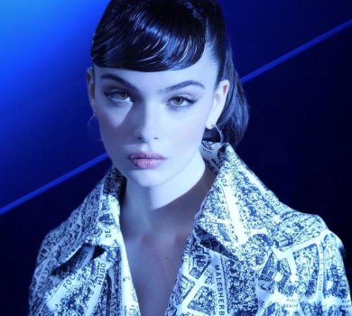 Незвичний тренч і колготки в сіточку: донька Касселя й Белуччі зачарувала образом на модному показі