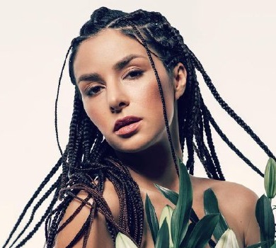 Огнєвіч топлес прикрилася квітами та поміркувала про внутрішні відчуття. ФОТО