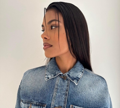 Кунакі стала білявкою та випнула бюст у латексному декольте. ФОТО