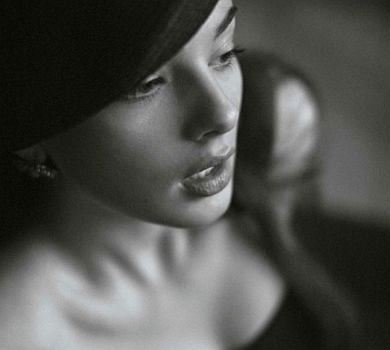 Догори ногами і з фруктами на голові: 16-річна донька Белуччі в чуттєвому фотосеті для французького Elle