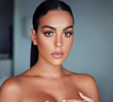 Наречена Роналду у рожевих мінішортах пострибала з вагою заради красивої попи