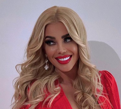 Крук у червоному міні з відвертим декольте зустріла свої 43. ФОТО