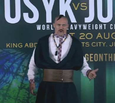 Усик у костюмі козака заспівав Червону калину на пресконференції з Джошуа. ВІДЕО