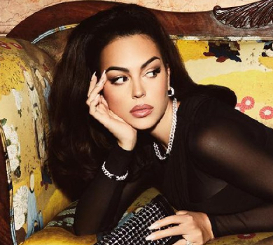 Наречена Роналду похвалилася розкішною собою в атласному міні та замилувала кадрами з дітьми на відпочинку