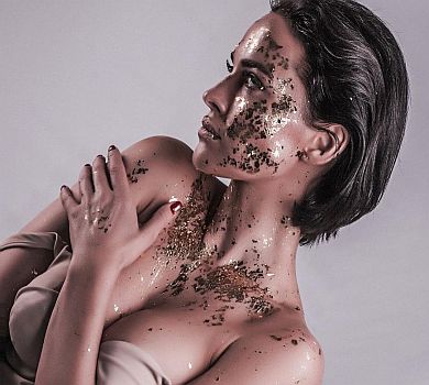 Астаф’єву позолотили у нюдовій фотосесії 