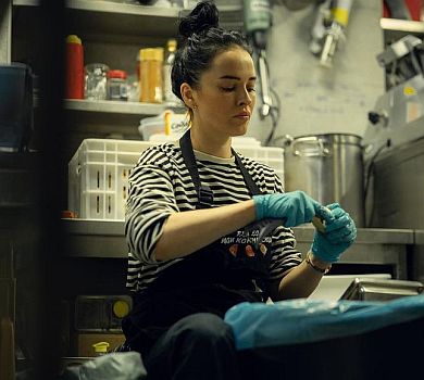 Понад 1000 порцій на день: Астаф’єва показала, з ким готує для захисників України. ВІДЕО