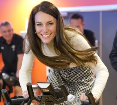 Кейт Міддлтон у спідниці за $24 та на підборах осідлала велотренажер. ФОТО 