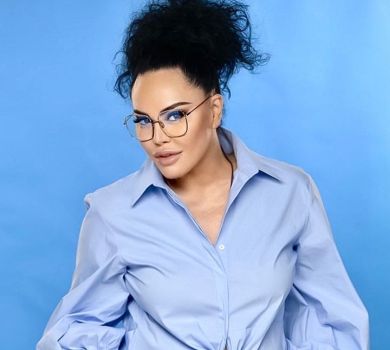 До балу Воланда готова: 56-річна Байрак у трусиках засвітила тату під пахвою 