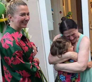 Матвієнко повернулася в Україну та зворушила зустріччю з Мірзояном і мамою. ВІДЕО