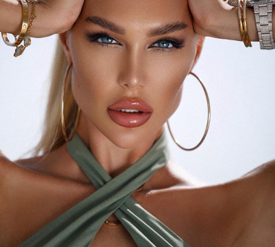 Міс Україна Всесвіт Жосан у вбранні вітчизняного бренду вийшла на подіум у Дубаї