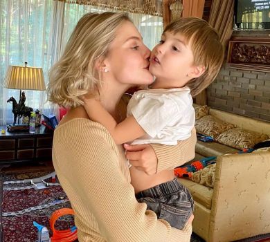 Ексневістка Шуфрича показала його онука з жовто-блакитним прапором