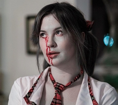 Донька Болдуїна обурила мережу, знявшись у штучній крові через тиждень після загибелі Гатчінс