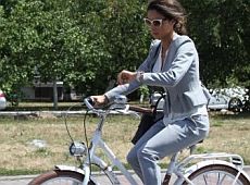 Як Огнєвіч у діловому костюмі педалі крутила. ЕКСКЛЮЗИВНІ ФОТО