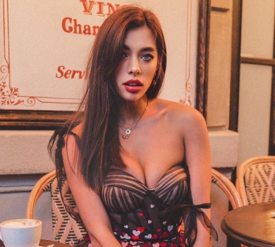 Декольтована Неплях показала свій паризький вайб. ФОТО 