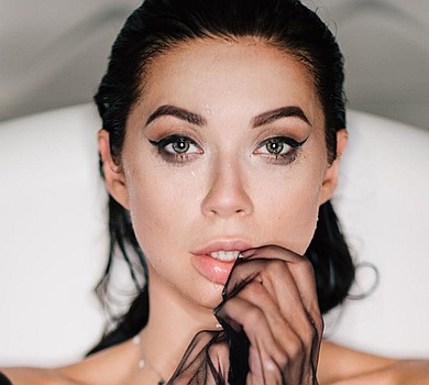 Логунова у ванні томно полежала під струменями води 