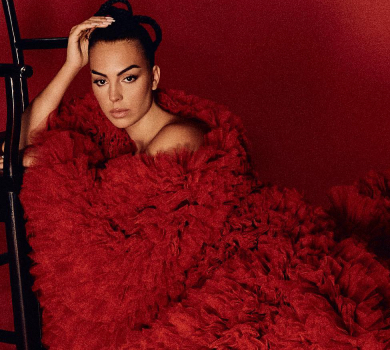 Троянда в пустелі: наречена Роналду у розкішних вбраннях стала героїнею відомого глянцю