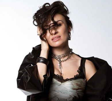 Мейхер надягла невагомий шовк і посвітила ногами у пописаних колготках