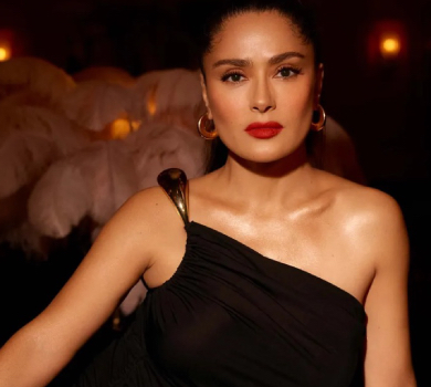 Хаєк із келихом попозувала на барній стійці та посвітила животом у глянці