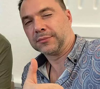 Арестович vs п*здабол: Кошовий на концерті для ЗСУ погуморив про радника голови ОП. ВІДЕО