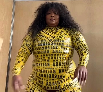 Lizzo vs Кардашян: пишнотіла реперка для глянцю обмоталася скотчем Balenciaga. ФОТО, ВІДЕО