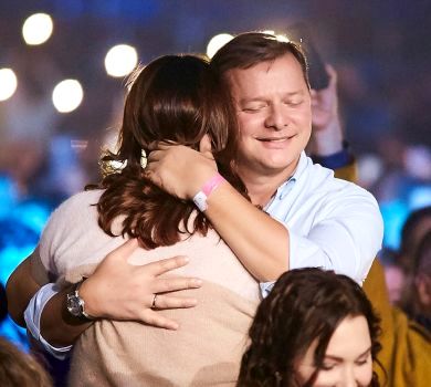 Танці та поцілунки: Ляшко провів романтичний вечір на концерті Успенської. ВІДЕО 