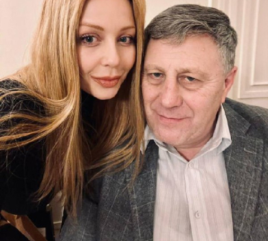 Досі тікає з хати: Кароль зі сльозами на очах розказала, чому батько не ходить на її концерти