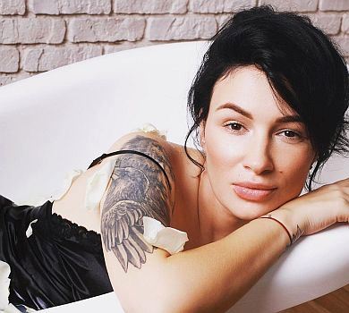 Приходько показала себе вранішню: топлес та без мейкапу