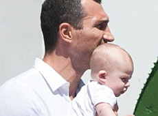 Кличко не проти завагітніти, а його дочка дерла панотця за бороду