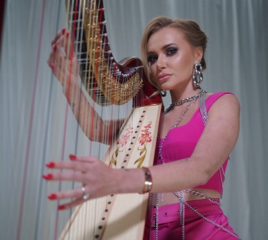 Тепер там є про узьких та унітаз: Камінська представила українську версію свого хіта Slava Bogu. ВІДЕО