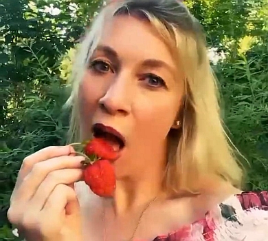 Полуниця - погана закуска до бояришника: в мережі збиткуються з псевдоеротичного відео Захарової