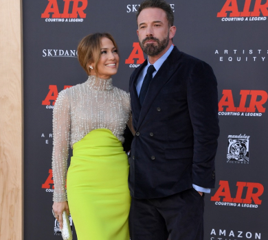 У піджаках та джинсах: Лопес і Аффлек потрималися за ручки на прогулянці в Лос-Анджелесі