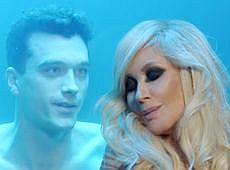 Повалій у новому кліпі покохала лускатого молодика в акваріумі. ВІДЕО