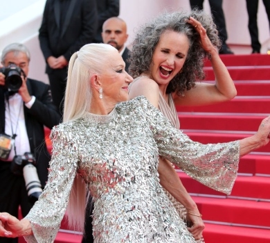 Срібнокосі бунтарки: Хелен Міррен та Енді МакДавелл у вишуканих сукнях станцювали на червоному хіднику в Каннах