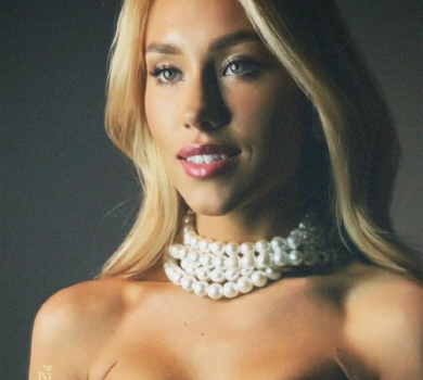 Квіткова поекспериментувала з кольором волосся і показала пікантні фото в відкритій сукні