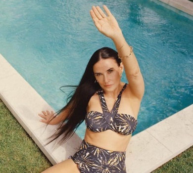 59-річна Демі Мур граційно повигиналася у басейні. ФОТО