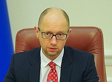 Яценюк заощаджує на перельоті, але тринькає гроші на готелі? 